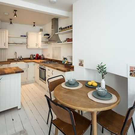 شقة Charming 2-Bed Flat In The Heart Of Nottinghill - Steps From Portobello Rd Market And Nottinghill Bookshop لندن المظهر الخارجي الصورة